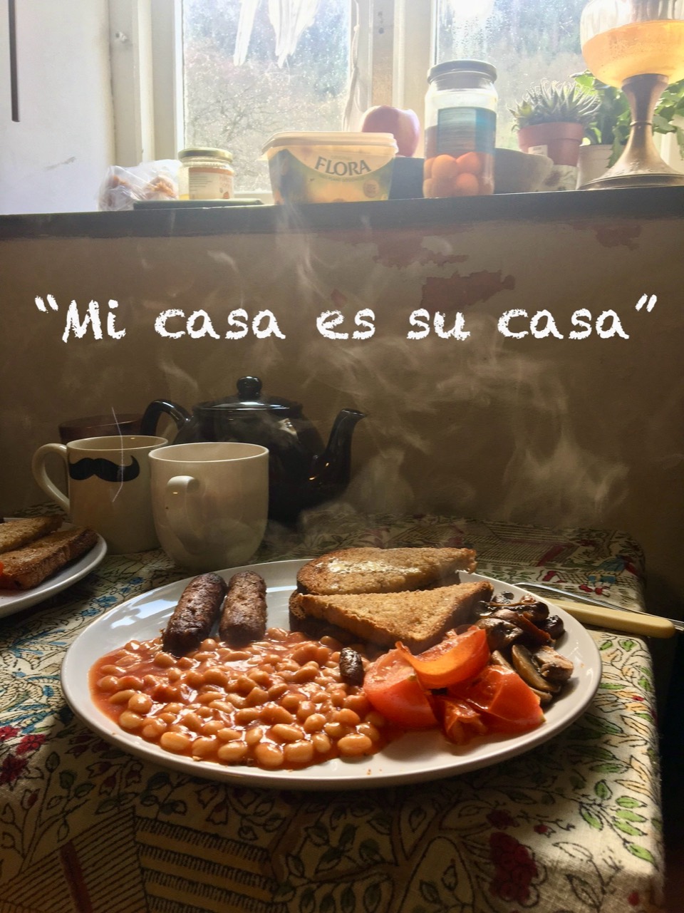 A vegan breakfast plate with beans, toast, tomatoes and mushrooms in the tiny Hokey Pokey bothy, with the words Mi casa es su casa across the image.